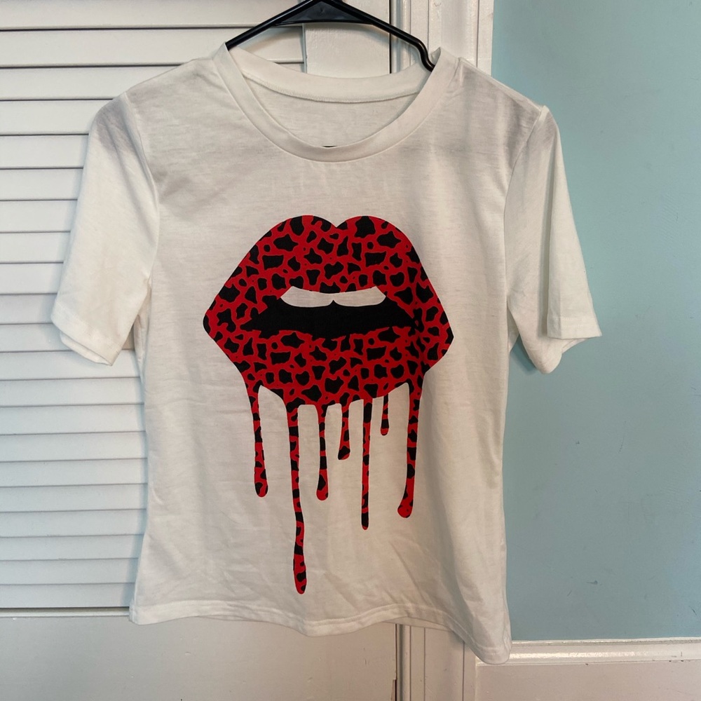 Lips graphic tee